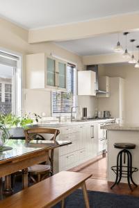 Η κουζίνα ή μικρή κουζίνα στο Beautiful Large Central Napier Home