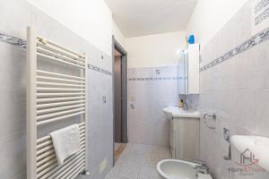 Koupelna v ubytování City Center - Free Parking - AC - WiFi + 16 fotografií