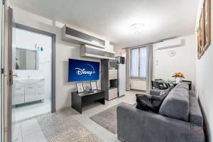 TV a/nebo společenská místnost v ubytování City Center - Free Parking - AC - WiFi