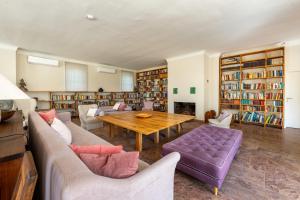 - un salon avec une table en bois et des étagères dans l'établissement Luxus Villa mit großem Pool Alleinlage Nähe Graz, à Erbersdorf