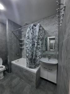 Center-Train Station-Airport في Toshkent-Passajir Bekati: حمام مع حوض استحمام ومرحاض ومغسلة +28 صورة