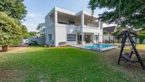 Πισίνα στο ή κοντά στο Athlone Park Guesthouse
