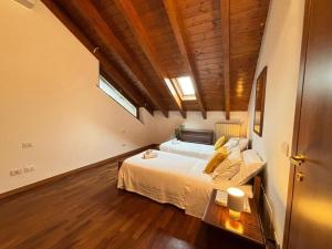 Ένα ή περισσότερα κρεβάτια σε δωμάτιο στο L'Attico di Luca +5 φωτογραφίες