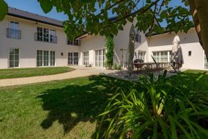 une vue extérieure d'un bâtiment avec une cour dans l'établissement Luxus Villa mit großem Pool Alleinlage Nähe Graz, à Erbersdorf