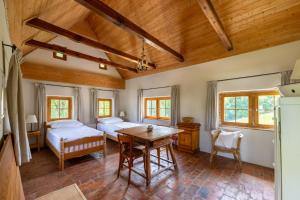 une chambre avec deux lits et un plafond en bois dans l'établissement Luxus Villa mit großem Pool Alleinlage Nähe Graz, à Erbersdorf 63 autres photos