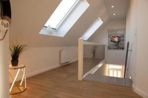 una camera mansardata con lucernario e scala di Deichstübchen oben a Norddeich