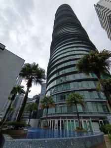 Un edificio alto con palmeras delante. en The moon light vortex suits kl, en Kuala Lumpur