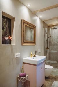 un bagno con lavandino, WC e doccia di Wohnung im Herzen Diessens a Diessen am Ammersee Altre 26 foto