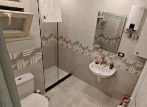 Ένα μπάνιο στο The View - Luxury One bedroom Apartment