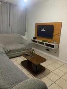 TV/trung tâm giải trí tại Apartamento temporada Cabo Frio