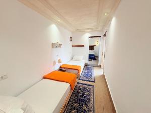 Ένα ή περισσότερα κρεβάτια σε δωμάτιο στο Riad Lailouza