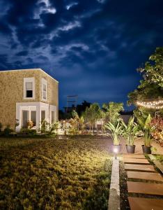 兰纳加Privé Residence的夜晚在院子里有灯的房子