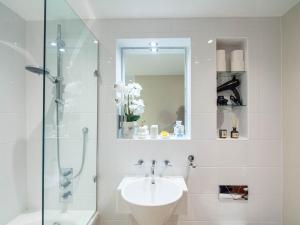 a bathroom with a sink and a shower at Stylish 2BR City-Centre Apart Near LGI & Leeds Uni Sleeps 6 in Leeds