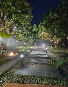 兰纳加Privé Residence的夜间公园里带灯的走道 更多3张照片