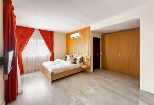 Un dormitorio con una cama y una ventana grande. en Linaa, en Libreville