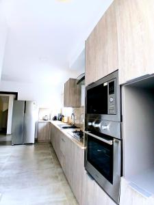 cocina grande con electrodomésticos de acero inoxidable en Linaa, en Libreville