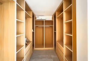 un vestidor con estanterías de madera y una puerta en Linaa, en Libreville