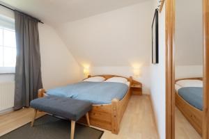 a bedroom with two twin beds and a chair at Bargmöhl 7 Heber in Wulfen auf Fehmarn