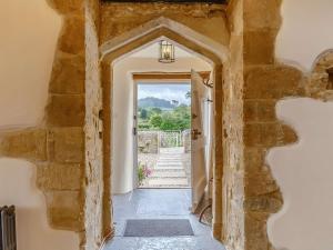 Wootton Fitzpaineにある3 Bed in Charmouth 89004の石の壁と出入り口のある建物の入り口