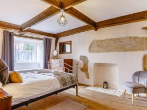 Wootton Fitzpaineにある3 Bed in Charmouth 89004のベッドと窓のある寝室