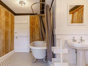 Wootton Fitzpaineにある3 Bed in Charmouth 89004のバスタブと洗面台のあるバスルーム +18枚の写真