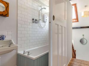 ein Badezimmer mit Badewanne und Waschbecken in der Unterkunft 4 Bed in Woolacombe 90224 in Mortehoe