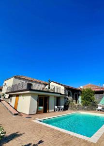 a house with a swimming pool in front of it at Casa e Cori in Santa Tecla