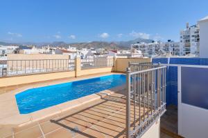 una piscina en la azotea de un edificio en Ático con piscina en Nerja centro, en Nerja