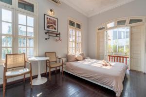 Una cama o camas en una habitación de Sereno Westlake Homestay