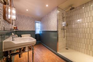 Bilik mandi di The Bay Tree Hotel +47 gambar