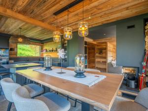 eine Küche mit einem Holztisch und Stühlen in der Unterkunft Chalet 5★, 10 pers, hammam, proche pistes, animaux admis - FR-1-304-297 in La Clusaz + 16 Fotos