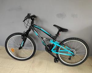 a blue bike parked against a wall at Au Jardin Secret in Rimsdorf