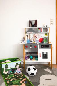 ein Kinderspielzimmer mit einem Tisch und einem Fußball in der Unterkunft Ferienwohnung Kleiner Fuchs - für Familien mit Babys eingerichtet in Höchenschwand