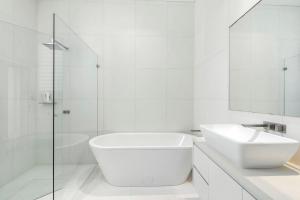 Bilik mandi di Dhu North BnB Modern with Great Views +10 gambar