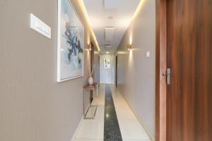 a long hallway with a hallway at FabHotel Raghumani Palace in Ujjain