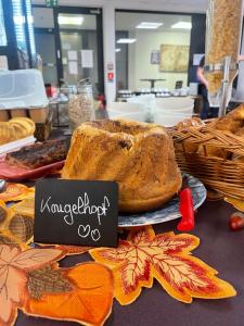 una hogaza de pan sobre una mesa en Hotel Primo Colmar Centre, en Colmar