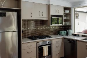 Dapur atau dapur kecil di Tuckeroo Cottages - Tuckeroo House