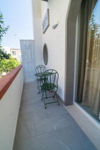 Dos sillas y una mesa en un balcón. en Suite 14, en Scalea 73 fotos más