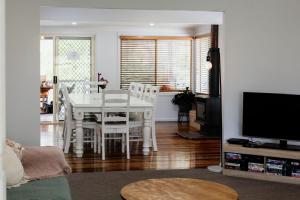 Televisyen dan/atau pusat hiburan di Tuckeroo Cottages - Tuckeroo House