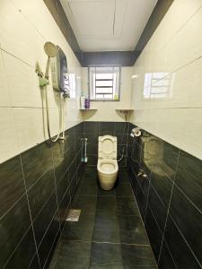 une salle de bain avec toilettes et un téléphone mural dans l'établissement Fun Fun Stay Tangkak by GX Homestay, à Tangkak