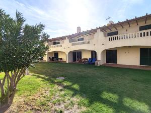 a large house with a lawn in front of it at 61 Casa Pitta Manau - Casas & Papéis in Porches