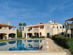 a large house with a swimming pool in front of it at 61 Casa Pitta Manau - Casas & Papéis in Porches