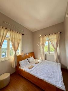 Postel nebo postele na pokoji v ubytování Gác Nắng La Vallée - 2pn valley view apartment