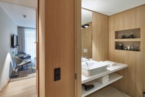 ノルダーナイにあるHotel Misanの洗面台と鏡のあるバスルーム +52枚の写真