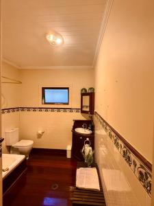 ein Badezimmer mit Waschbecken, Badewanne und Toilette in der Unterkunft Korla Cottage, Leura Family & Pet Friendly Stay in Leura