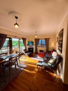a living room with a couch and a table at Korla Cottage, Leura Family & Pet Friendly Stay in Leura