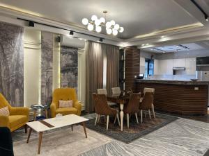 Posezení v ubytování The Royal Apartment at New Cairo الشقة الملكية بالقاهره الجديدة