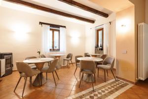 um grupo de mesas e cadeiras em uma sala em Casa Nizza D'Oro em Castelnuovo