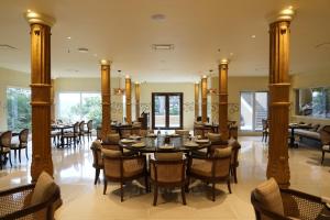 een eetkamer met een tafel en stoelen bij YAAN Udaipur in Udaipur