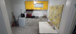 cocina con armarios amarillos y encimera blanca en Blue dream, en Komotiní